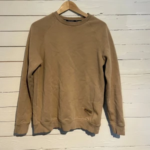 Beige Bershka tröja (S) - Säljer nu denna beigea Bershka tröja för 50kr! Den är i storlek S och är i bra skick. Pris kan diskuteras, hör av dig vid funderingar!😁