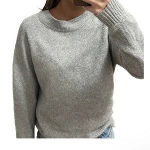 Grå stickad tröja - Säljer en supermysig grå stickad tröja som är perfekt för kyliga dagar. Perfekt för höst och vinter! kan upplevas nopprig pga efter användning 
