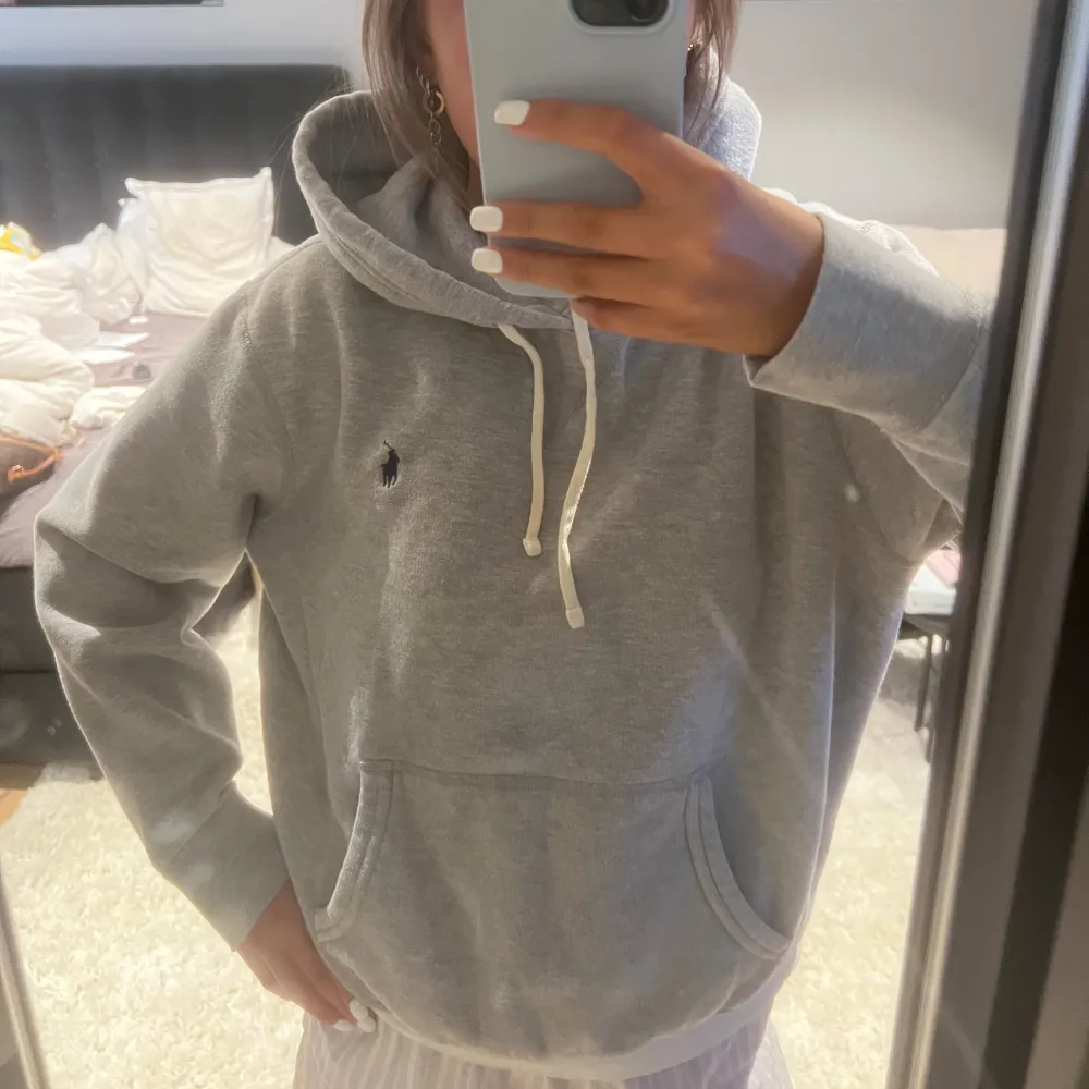 Säljer nu min Ralph Lauren Hoodie, den kommer aldrig till användning. Nyskick ❣️. Hoodies.