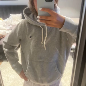 Ralph Lauren Hoodie  - Säljer nu min Ralph Lauren Hoodie, den kommer aldrig till användning. Nyskick ❣️