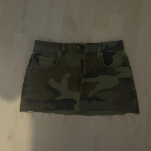 Militär kjol - Sör miltär kjol kort. Den va lite längre innan så har sjölv klippt den kortare. Säljer då den va lite för liten för mig passar en XS eller S