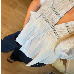 Blå Neo Noir blus HELT NY - Oanvänd ouppackad blus. Så fin! Råkade beställa två så har därför en över..  Nypris 600kr därav priset.