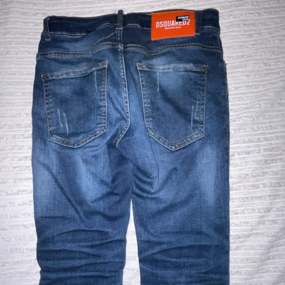 Dsquared 2 jeans mörk blåa i ett bra skick äkta som har blivit för små  Storlek 160-170 Slim fit. Jeans & Byxor.