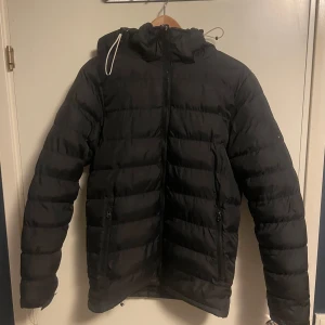 Tuxer Svart Vinterjacka - En vinterjacka från Tuxer Jackan har inga hål och är som ny. Köparen betalar frakt. Kan också mötas upp i Linköping.