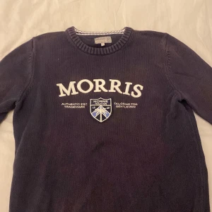 Morris tröja - Säljer den här Morriströjan i storlek Small. Tröjan är lite solblekt men inga andra defekter. Skriv vid minsta fundering👍
