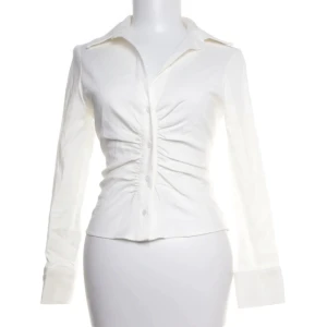 Rynkad skjorta - De tre första bilderna är min skjorta, men de två sista är lånade!! Skjortan är från zara men köpt second hand. Jättefint skick i storlek Xs. Hör av er för fler bilder!! 💗