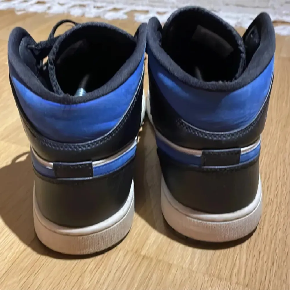 Säljer ett par Nike Air Jordans i väldigt bra skick. De har en snygg färgkombination av svart, vit och blå med klassisk snörning. Perfekta för både vardag och andra omställningar. . Skor.