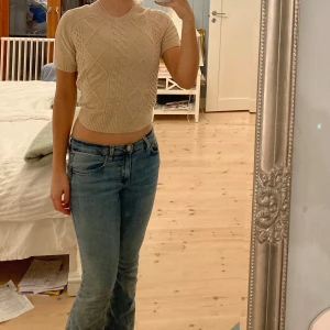 Beige stickad kortärmad tröja - Superfin beige stickad tröja med korta ärmar. Aldrig använd så den är i nyskick. Perfekt för både vår och höst! 🧶