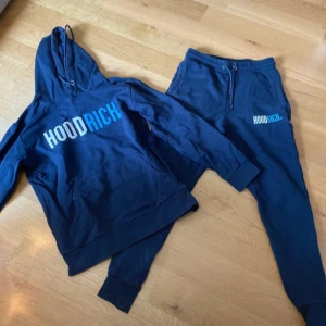 Hoodrich tracksuit  - Liten skada över ena bokstaven men inget man tänker på 