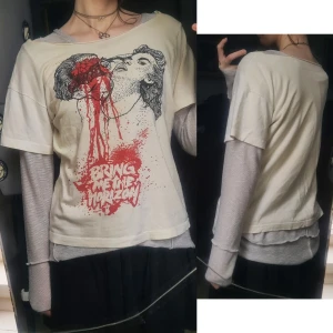 BMTH t-shirt XS-L - Avklippt krage, uppskattad storlek, troligen 100% bomull. Gammal och gulnad, särskilt armhålorna, och några fläckar fram vid trycket. Har inte provat någon metod för att få bort fläckarna utöver vanlig tvätt, så kanske är möjligt. Vidd: 47-51, längd: 59.