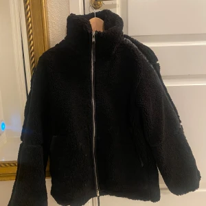 Ny teddyjacka pilejacka XS från H&M - Ny med tags. Den är tjock och varm då den är fodrad. Svart i storlek XS. Oversized så den passar även S.  HM. 
