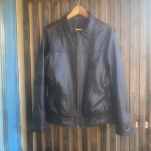 Brun läderjacka - Brun läderjacka i fint skick. Köpt second hand. Inget märke visas. 100% äkta läder. Passar bra till medium. 