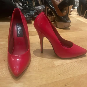 Pleaser högklackad sko - Pleaser högklackad sko i nyskick