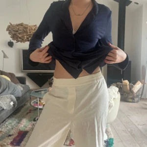 Zara linnebyxor  - Snygga cremefärgade linnebyxor från Zara i storlek xs. Superstretchiga i midjan så passar även större. Använda 1 gång så i nyskick! Går att ha både lågmidjade och högmidjade! Hör av dig vid frågor mm. Pris kan diskuteras! 💕