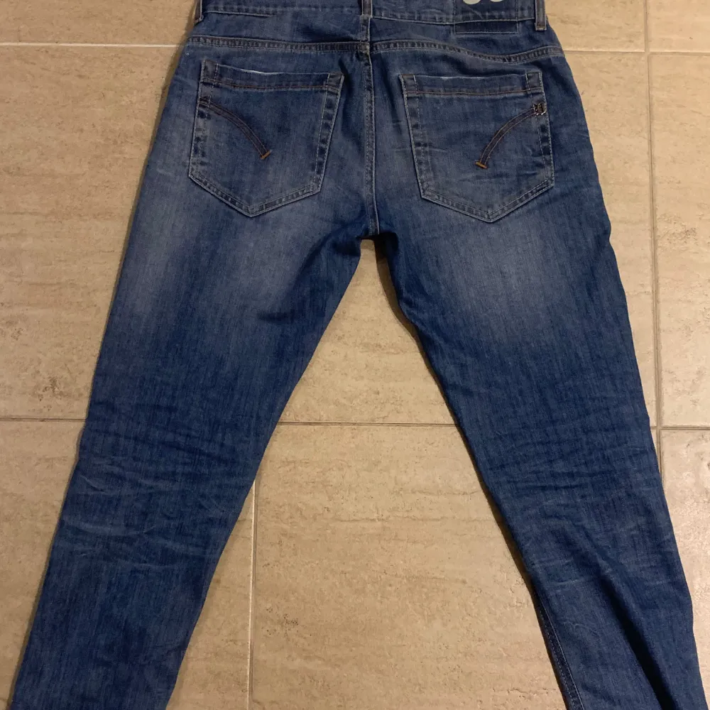 Säljer dessa tvärfeta dondup jeans efter som jag tyvärr växt ur dem. Det är size 33 men skull säga att det kanske motsvarar ungefär 30W32L. Den sista bilden visar bäst vilken färg det är på jeansen för bilderna såg lite mörka ut. Hojta till vid frågor! Priset kan möjligtvis diskuteras. Jeans & Byxor.