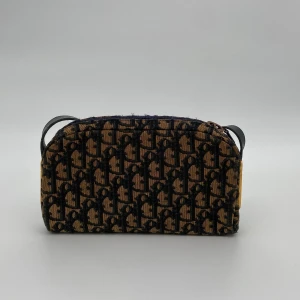 Dior axelväska - Christian Dior Shoulder Bag  Skick: C, väldigt fint vintage skick. Se alltid bilder för egen uppfattning.  Serienummer: -   Sku: V005  Mått: B23cm x H12cm x D3.5cm x Shoulder Drop 40cm