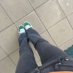 Gröna Adidas Campus sneakers - Säljer ett par snygga gröna Adidas Campus sneakers i mycket bra skick. De har vita detaljer och snörning, perfekt för en casual look. Skorna är bekväma och passar både till vardags och fest. Storlek dam 40