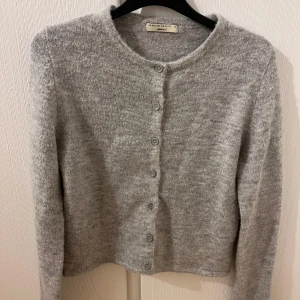 Grå kofta från Gina Tricot - Mysig grå kofta från Gina tricot. Köpte för 399kr. Slutsåld på Gina Tricots hemsida. Passar både till vardags och lite finare tillfällen. Kan gå ner i pris vid snabbt köp🩷