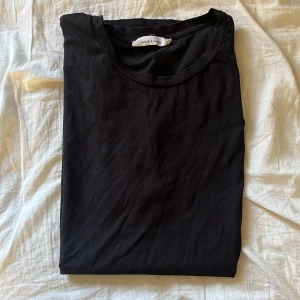 Samsoe samsoe t-shirt - Säljer en vanlig helsvart samsoe samsoe t-shirt i storlek L, det är bra skick jag har knappt använt den