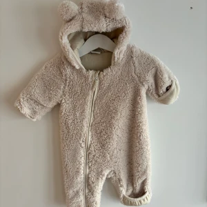 Beige teddyoverall för nyfödd, storlek 50, Lindex - Beige teddyoverall i storlek 50 från Lindex. Endast använd en gång hem från BB, så i superfint skick! 