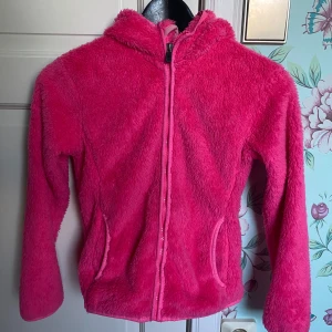 rosa fluff fleece - varm fleece från McKinley. aldrig använd och inga defekter och otroligt skön. storlek 140 men funkar på XS. nypris 250, men pris går att diskutera💕