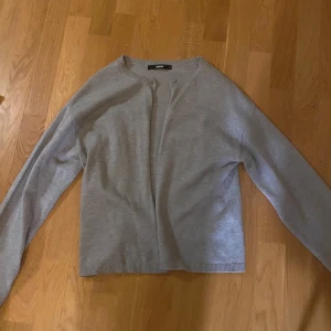 Grå kofta med knapp - BikBok - Säljer en stilren grå kofta i mycket bra skick. Inte mycket använd🩷Skriv för ytterligare bilder eller frågor