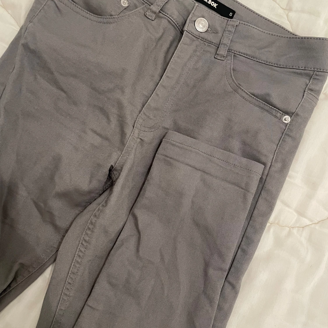 Gråa skinnys från Bik Bok - 90