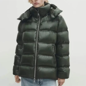 Säljer denna massimo dutti jacka  - Säljer  denna populära jacka från massimo dutti i relativt bra skick!Tryck på köp nu om du vill köpa! Obs: den har lite tecken på användning, men fortfarande fin skick🙌🙏☺️  OBS: dem tre sissta bilderna är mina!