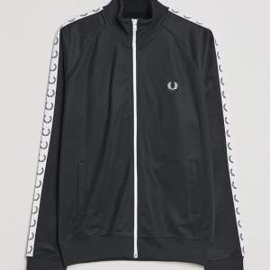 Hej, Säljer min fred Perry tracksuit, fick den i födelsedagspresent men var i fel storlek. Helt ny bara testad, Stl L