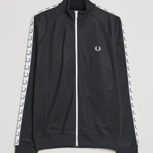 Fred Perry Tracksuit - Hej, Säljer min fred Perry tracksuit, fick den i födelsedagspresent men var i fel storlek. Helt ny bara testad, Stl L