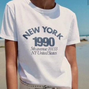 T-shirt - T-shirt med tryck. Jättefint skick använd två-tre gånger. Säljer då den inte kommer till användning längre.  Liten i storleken.