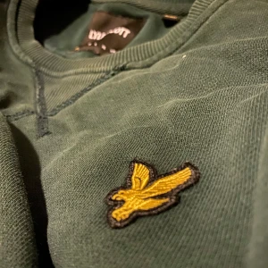 Lyle & scott tröja  - Tröjan är i XS tröjan är i bra skick använt få tal gånger men är nästan som ny Tröjan är i fräsch grön färg