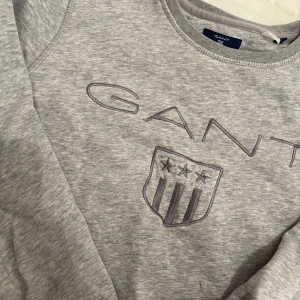 Gant tröja - Jätte fin tröja som inte passar mig längre. Den är väldigt varm och skön nu till vintern. Använt 1 gång