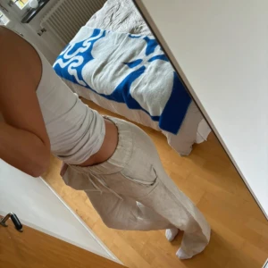 Linnebyxor A-dsgn  - Fina linnebyxor från A-dsgn som är väldigt långa i benen! Jag är 178cm och de är väldigt långa på mig!! Brett resor med snörning i midjan.
