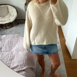 Beige stickad tröja - Mysig och fluffig beige stickad tröja i mycket bra skick. Passar till allt! Säljer då den inte kommer till användning längre. 