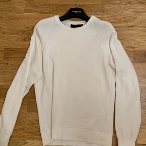 Peak tröja - Ganska fräsch, liten svart märke bak, som går att tvätta bort