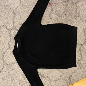 Knit tröja  - Knitee tröja från zara. Väldigt bra skick. Inget fel mer tröjan alls