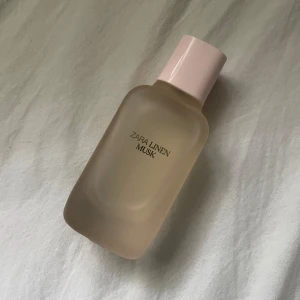 Zara parfym - Säljer min Zara linen musk parfym då den inte kommer till användning. Doften beskrivs som ”musk och bergamott, amberwood”. Jag tycker att den luktar väldigt gott. Det är mycket kvar, som man ser på andra bilden!💓 Köpt för 450kr