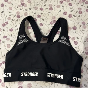 Sporttopp - Säljer nu min sporttopp från stronger i fint skick. Toppen är i storlek xs. Köpt för 399
