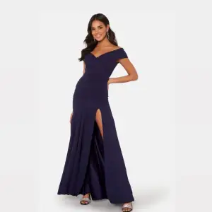 Bardot Pleat Maxi Split Dress i färgen GODDIVA (marinblå). Säljer min balklänning som jag använt mig av endast en gång då jag aldrig kommer ha användning av den mer. Den är väldigt sparsamt använd, finns inga synliga skador eller fläckar.🌸