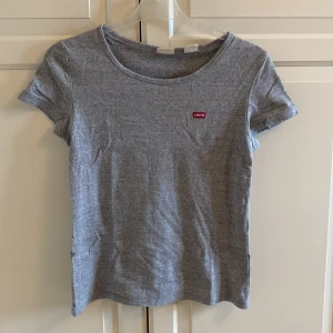 T-shirt från Levi’s - Säljer denna snygga T-shirten från Levi’s. I fint skick. Storlek M, men passar som S. Tvättlappen är avklippt.