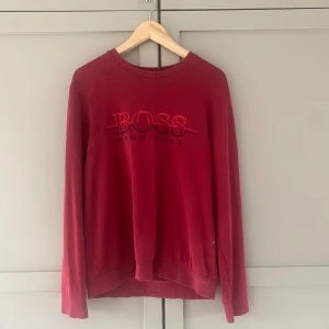 Hugo boss tröja - En Hugo boss tjocktröja i vinröd size L slim! Du kan ha den a som båda L och du vill den sitta åt lite men fortfarande passa elr M om du vill ha lite lösare