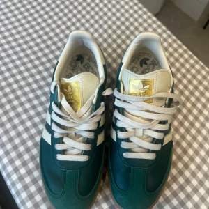 Adidas samba - Säljer mina älskade adidas samba i mörkgrönt. De är slutsålda på många ställen. Box medföljer samt gröna snören. 