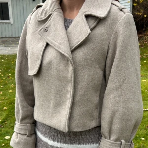 Beige kappa - Säljer denna fina kappan från hm som knappt är använd i storlek xs🩷