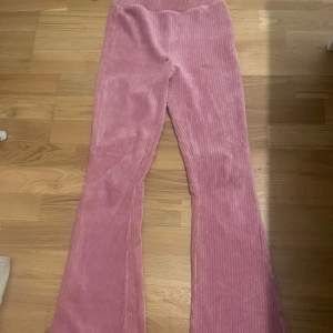 Säljer ett par supermysiga rosa manchesterbyxor. De har en skön och loose passform med bootcut-stil, perfekt för både vardag och fest. Byxorna är högmidjade och ger en retrovibe som är helt rätt just nu. Perfekta för höst och vår!