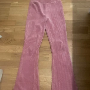 Rosa manchesterbyxor - Säljer ett par supermysiga rosa manchesterbyxor. De har en skön och loose passform med bootcut-stil, perfekt för både vardag och fest. Byxorna är högmidjade och ger en retrovibe som är helt rätt just nu. Perfekta för höst och vår!