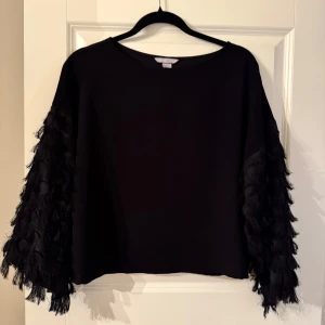 Trekvartsärmad topp - Topp med trekvartsärmar i storlek 38, passar 34-38. Så fin, endast använd en gång. 