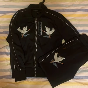 Trapstar tracksuit - Limited edition från två år sen Köpt för 3500kr Knappt använd, dock har den vita sömmen lossnat lite från tvätt men inget som syns tydligt.  Sitter som en S men kan passa XS