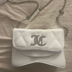 Ny juicy couture väska - Helt ny (utan lappar) juicy couture väska som tyvärr fått några fläckar/missgärningar (enligt bild) i frakten, är nog inte omöjliga att få bort - jag har inte försökt. Säljer därför förmånligt för 150kr 