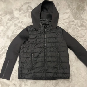 Zara cardigan  - Tvär fet zara cardigan som är perfekt till vintern. Smutsig krage men borde vara lätt att tvätta. (Därför låga priset)